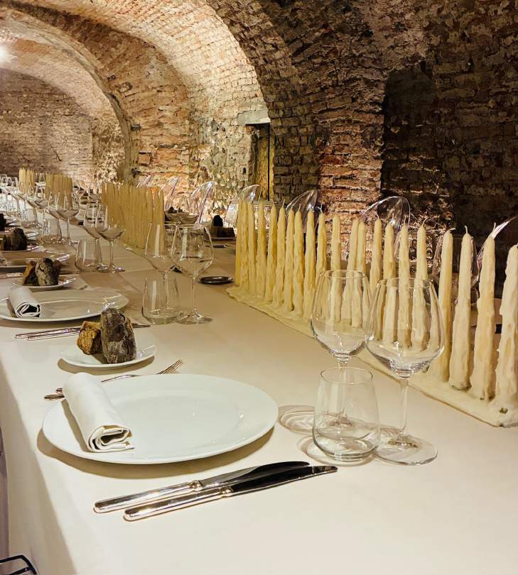 Una tavola elegante allestita per una cena curata da Drink & Taste